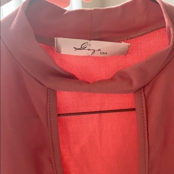 Cute crop top with peep hole at center - Picture 3 of 3